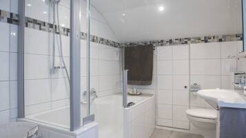City Apartment, 2 Bedrooms, Courtyard View | Bathroom | Shower, hydromassage showerhead, hair dryer, bidet