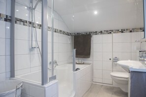 City Apartment, 2 Bedrooms, Courtyard View | Bathroom | Shower, hydromassage showerhead, hair dryer, bidet
