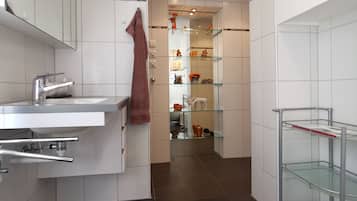 Comfort Apartment | Bathroom | Shower, hydromassage showerhead, hair dryer, bidet