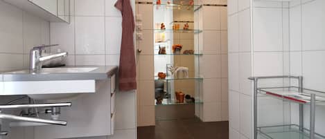 Comfort Apartment | Bathroom