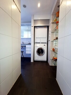 Comfort appartement | Badkamer | Een douche, een hydromassagedouche, een haardroger, een bidet