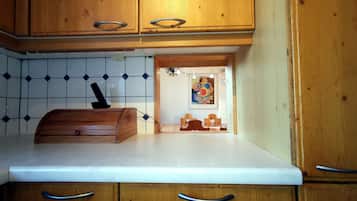 Comfort appartement | Privékeuken | Een koelkast met diepvriezer, een microgolfoven, een oven, een kookplaat