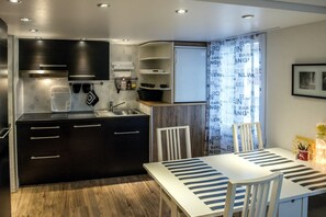 City appartement, 2 slaapkamers, uitzicht op de binnenplaats | Privékeuken | Een koelkast met diepvriezer, een microgolfoven, een oven, een kookplaat