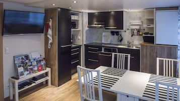 City-Apartment, 2 Schlafzimmer, Blick auf den Innenhof | Eigene KĂŒche | GroĂer KĂŒhlschrank, Mikrowelle, Ofen, Herdplatte