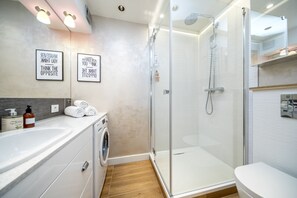 Appartement Prestige | Salle de bain | Douche, articles de toilette (gratuits), séchoir à cheveux