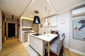Apartemen Premium | Makan di kamar