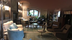 Un salon chaleureux avec un canapé, des fauteuils, une table basse et une cheminée.