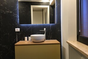 Séchoir à cheveux, bidet, serviettes fournies