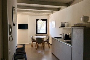 Réfrigérateur, four à micro-ondes, surface de cuisson, lave-vaisselle