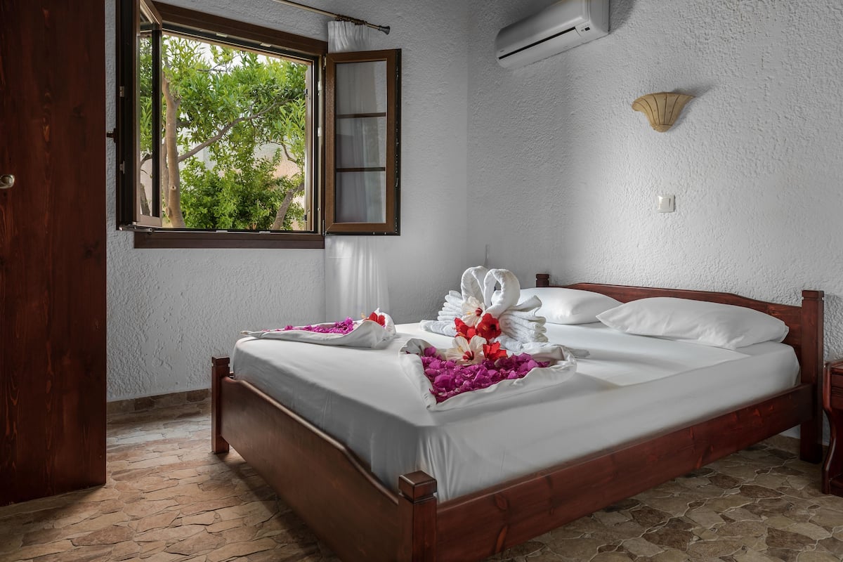 Comfort Apartment, Multiple Beds, Pool View | Iron/ironing board, free cribs/infant beds, free WiFi, bed sheets
