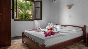Comfort Apartment, Multiple Beds, Pool View | Iron/ironing board, free cots/infant beds, free WiFi, bed sheets