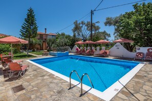 Piscine extérieure en saison