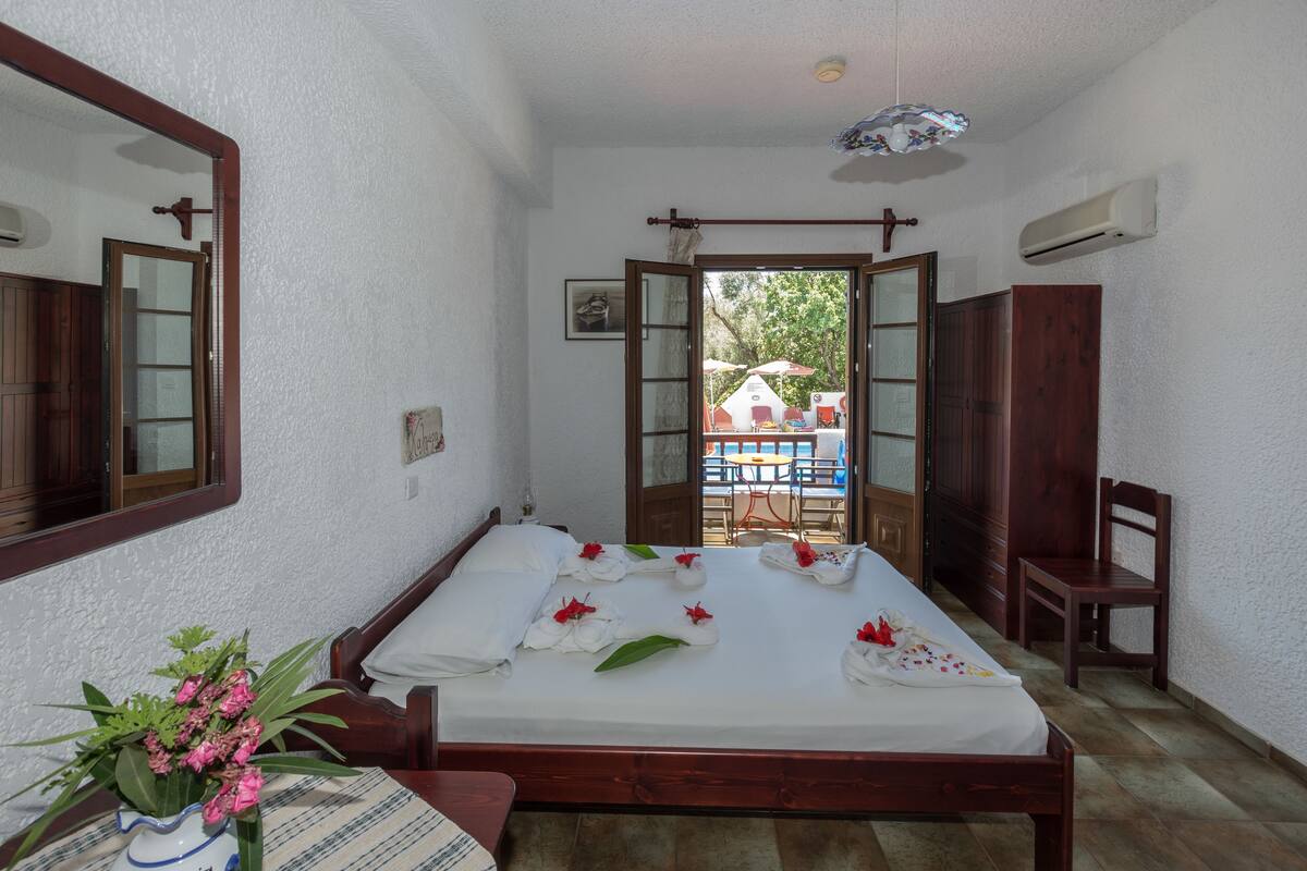 Comfort Studio | Iron/ironing board, cribs (free), WiFi (free), bed sheets