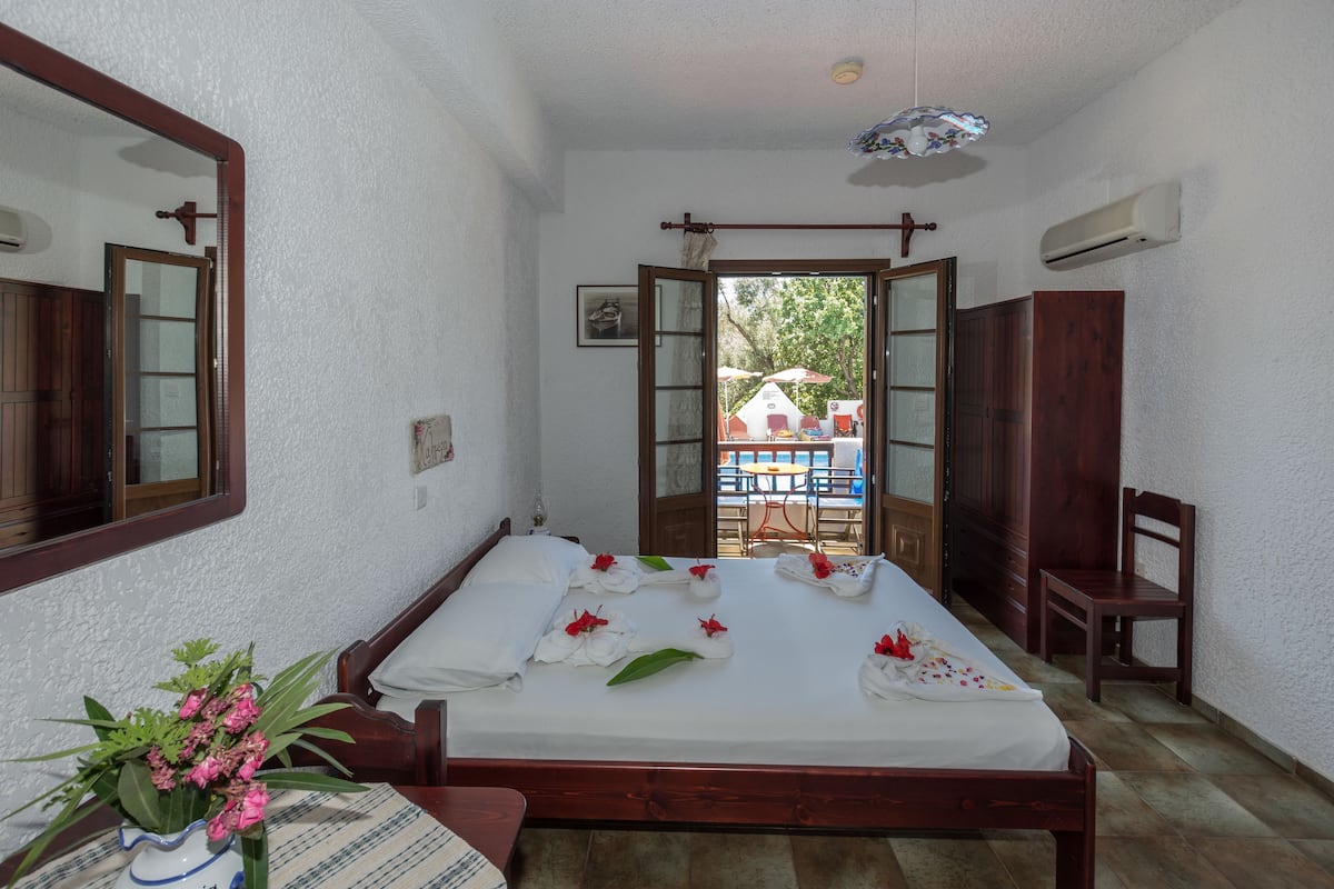 Comfort Studio | Iron/ironing board, free cribs/infant beds, free WiFi, bed sheets