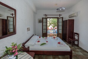 Comfort Studio | Iron/ironing board, free cribs/infant beds, free WiFi, bed sheets - Evagelistria Apartments (Samos)