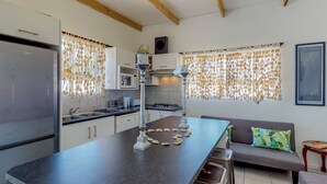 Casa estándar | Cocina privada | Refrigerador con congelador, microondas, horno y lavavajillas 