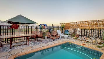 Hồ bơi ngoài trời phục vụ theo mùa