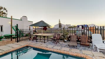 Kolam renang outdoor musiman