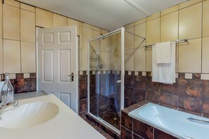 Apartment, 2 Bedrooms | Bathroom | Deep soaking tub, free toiletries, hair dryer, towels - Seeberg Cottage C Hermanus (Hermanus)