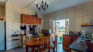 Apartamento, 2 quartos | Cozinha privada | Geladeira grande, micro-ondas, chaleira elétrica