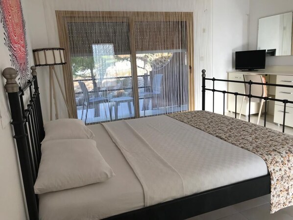 Familie vierpersoonskamer, Meerdere bedden, uitzicht op tuin | Een minibar, een kluis op de kamer, beddengoed