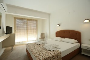 Een minibar, een kluis op de kamer, beddengoed