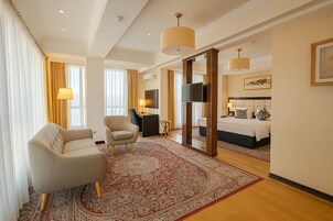 Suite | Caja fuerte, escritorio, cortinas opacas y sistema de insonorización