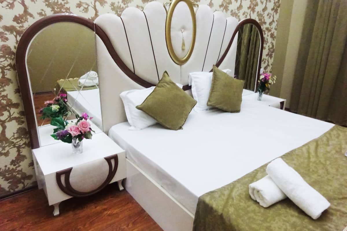 Duplex | Desk, iron/ironing board, rollaway beds, free WiFi