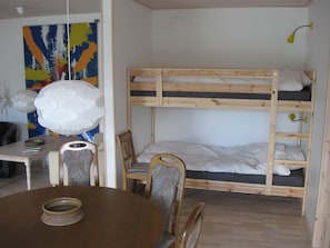 Apartamento standard, várias camas, para não fumantes | Edredons de pluma, camas com colchões pillow-top, quartos à prova de som