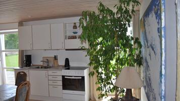 Refrigerador con congelador, microondas, horno y parrilla de estufa