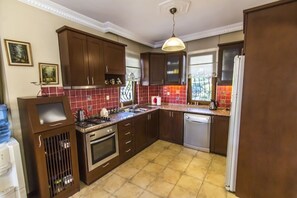 Villa | Private kitchenette | Full-sized fridge, oven, stovetop, dishwasher