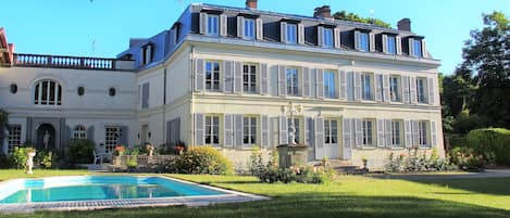 Piscine extérieure (ouverte en saison), parasols de plage