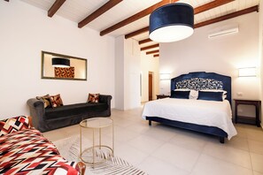 Suite exclusiva, aire condicionat, vistes al jardí | Minibar, decoració individual, mobiliari individual i escriptori 