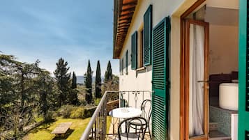Suite superior, balcón, vista a la alberca | Terraza o patio