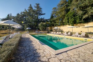 Seasonal outdoor pool, pool umbrellas, sun loungers - Agriturismo Villa Godenano - Pool & Restaurant (Castellina in Chianti)
