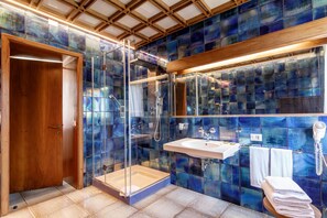 Superior-suite - balkon - udsigt til pool | Badeværelse | Gratis toiletartikler, hårtørrer, bidet, håndklæder