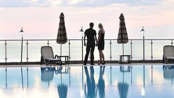 Innenpool, 4 Außenpools, Cabañas (kostenlos), Sonnenschirme