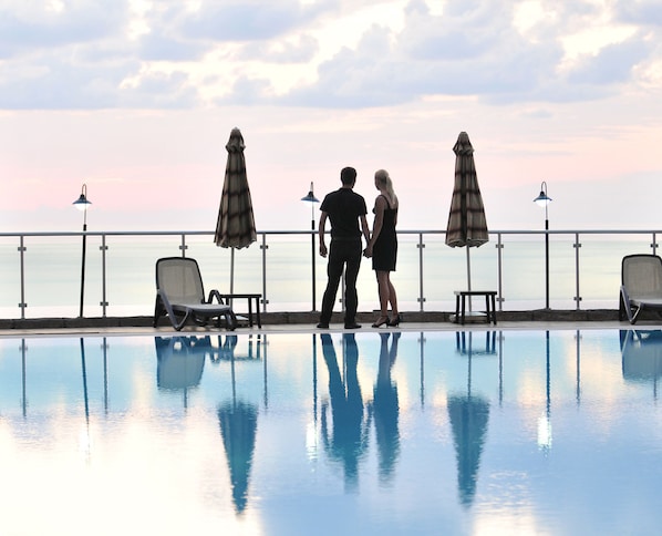 Innenpool, 4 Außenpools, Cabañas (kostenlos), Sonnenschirme