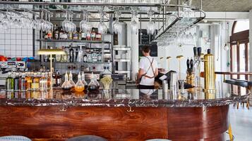 Serves breakfast, lunch, and dinner