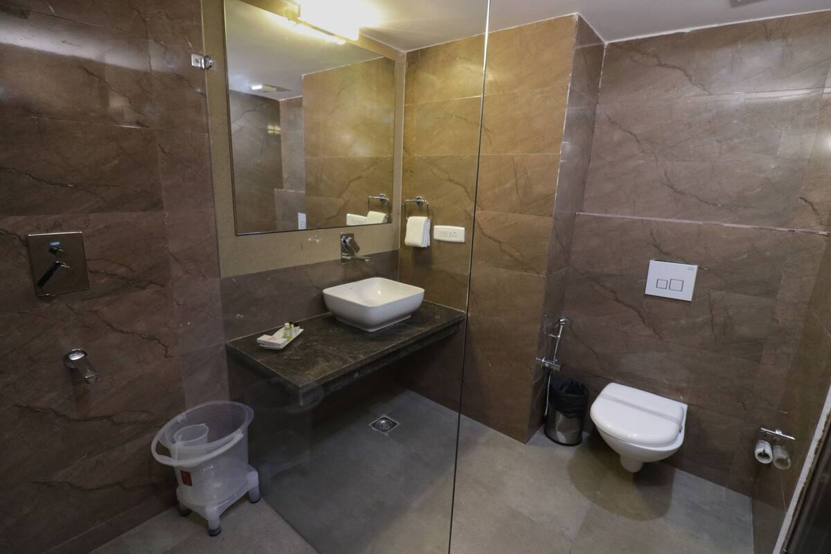 luxury room | bathroom | shower, free toiletries, towels