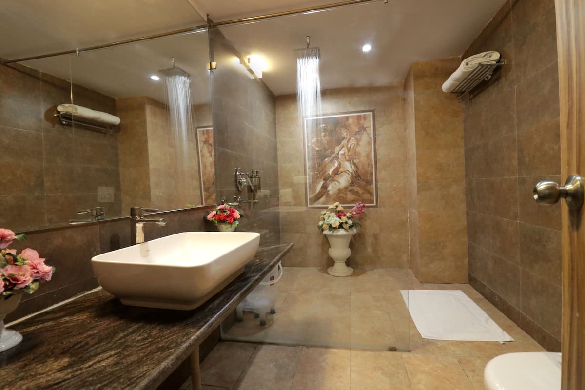 royal suite | bathroom | shower, free toiletries, towels