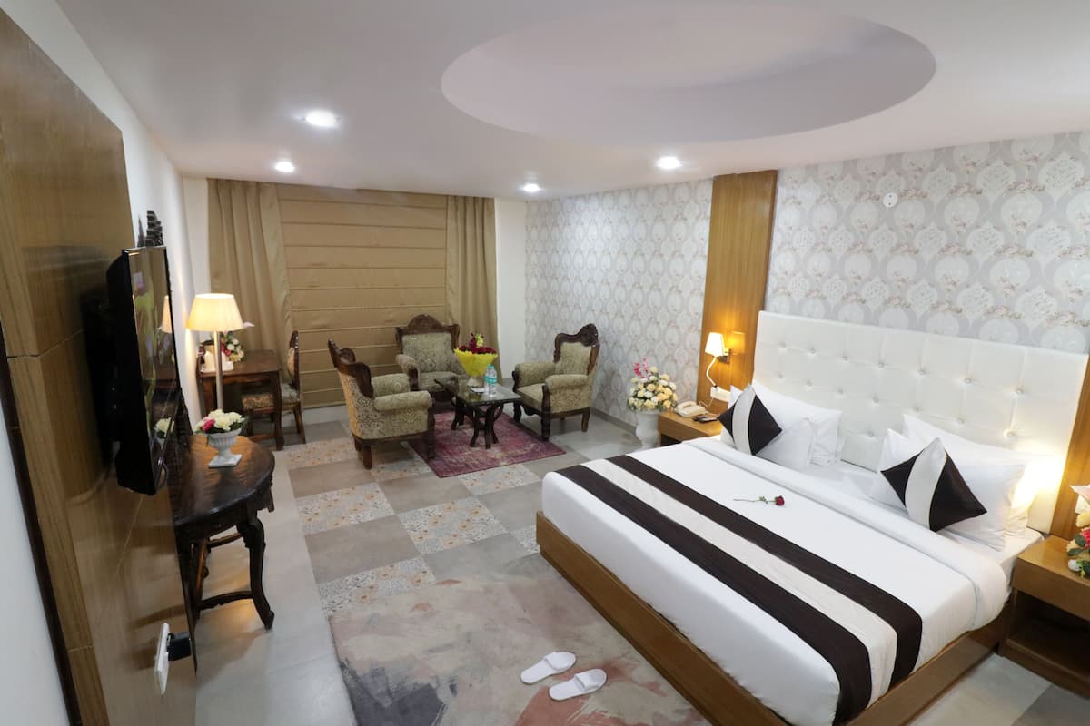 luxury room | in-room safe, rollaway beds, free wifi