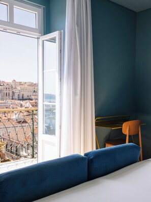 Premium Room with Balcony and River View | Coffre-fort pour ordinateur portable, rideaux d’obscurcissement