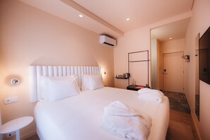 Caixa forta a l'habitació i cortines opaques 