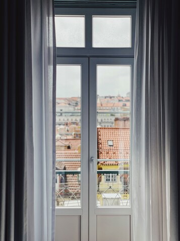 Värdeförvaringsskåp på rummet, mörkläggningsgardiner och ljudisolering