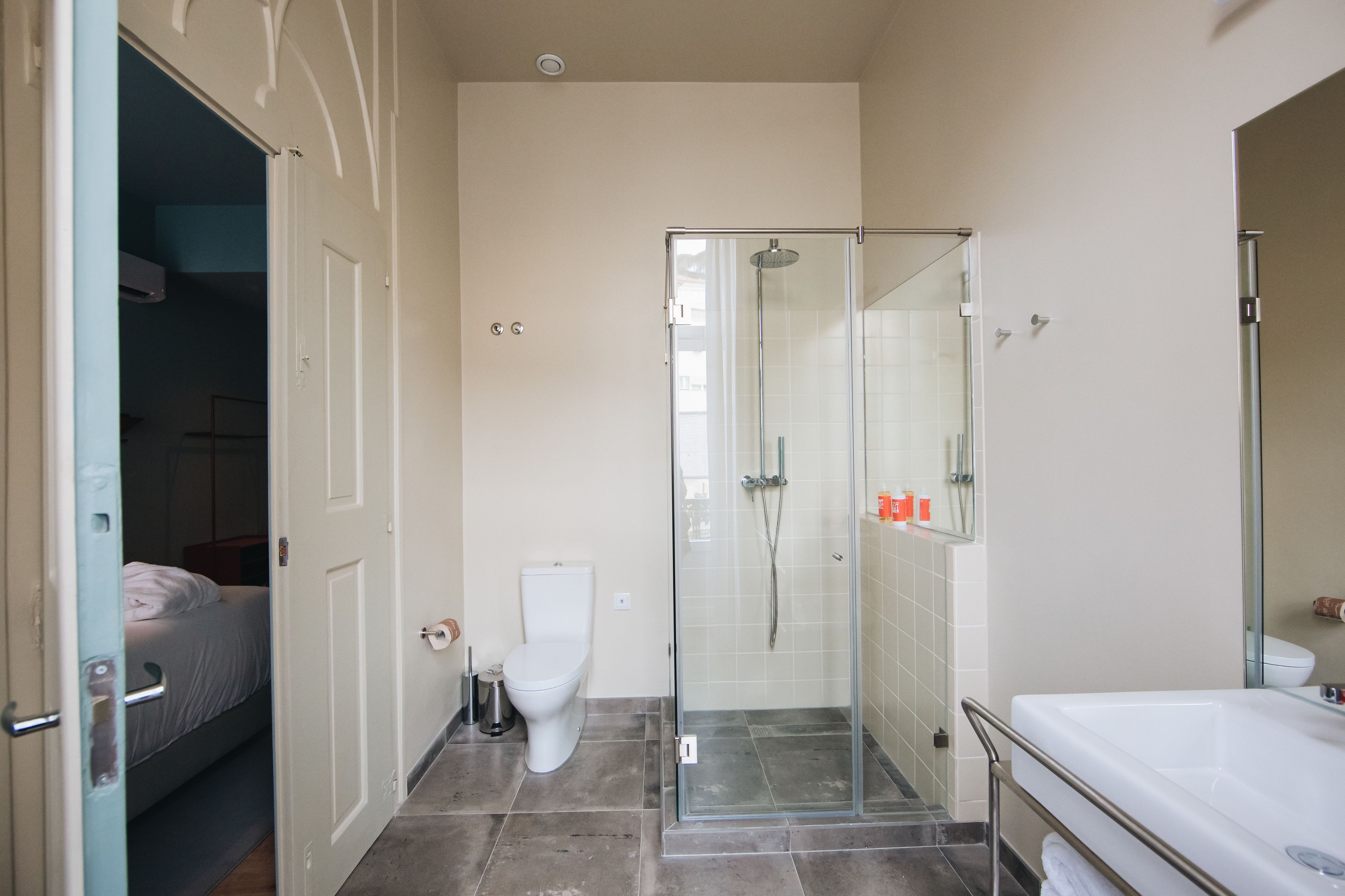 Une salle de bain moderne avec une douche à parois de verre, une baignoire et des toilettes.