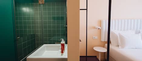 Ein Badezimmer mit Badewanne, Dusche und Toilette.