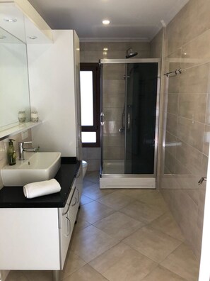 Villa | Badkamer | Een douche