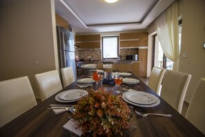 Villa, 4 slaapkamers | Dineren op de kamer