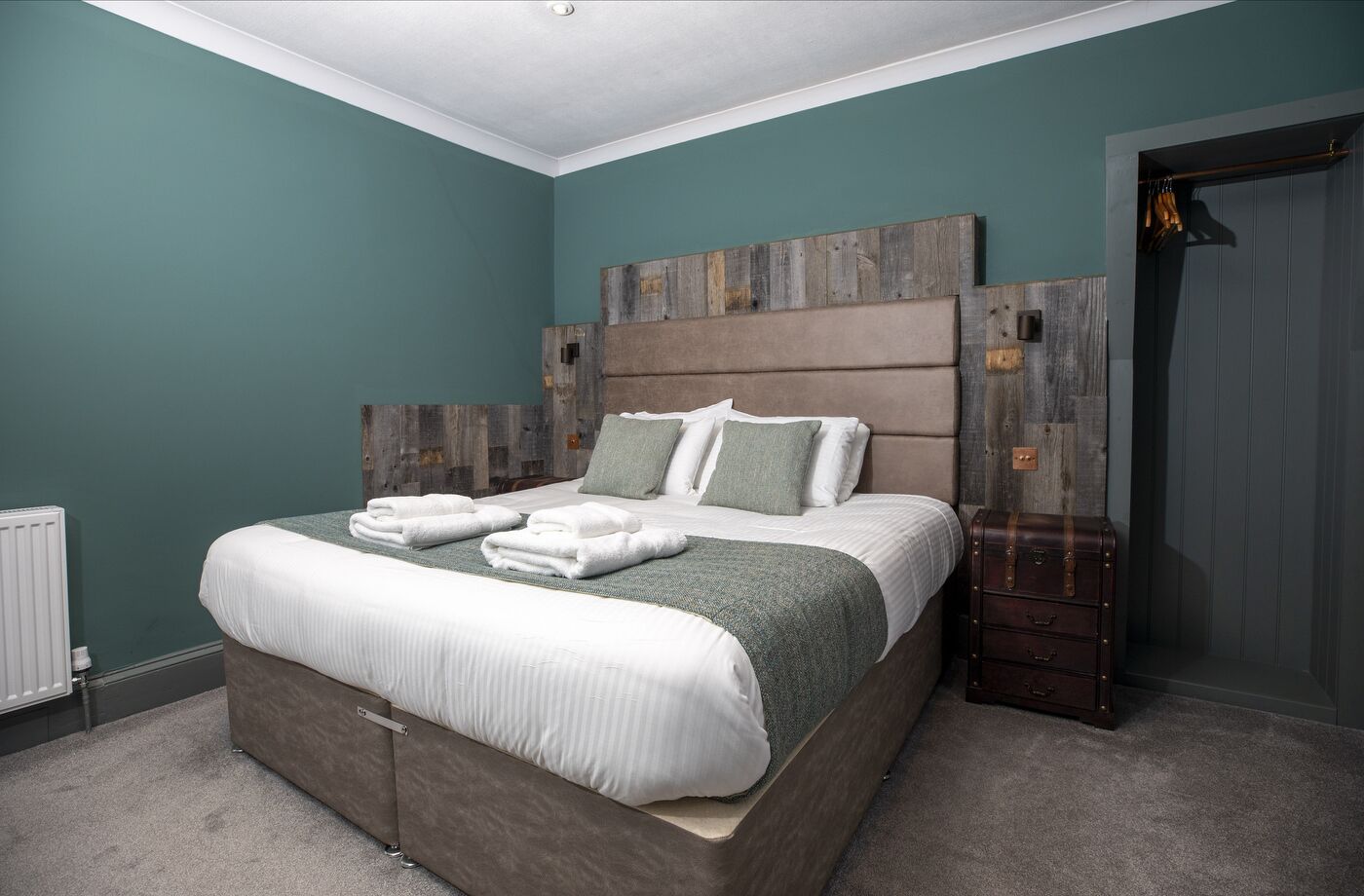 Superior tweepersoonskamer, 1 kingsize bed | Luxe beddengoed, verduisterende gordijnen, een strijkplank/strijkijzer